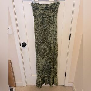 Banana Republic Modal Maxi
Stretch Dress Deep Green Size M
Ruffle Hem Paisley